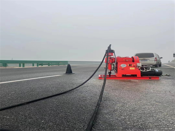 双湖马路路基路面开裂下沉注浆加固灌浆